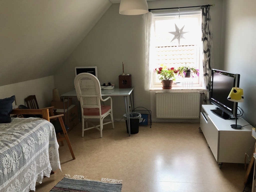 First smaller bedroom