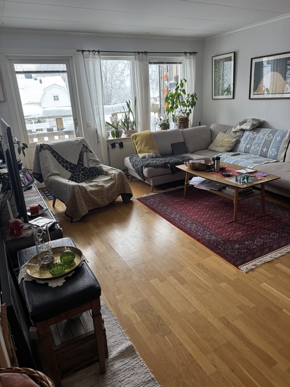 Also livingroom with the balcony in the rear