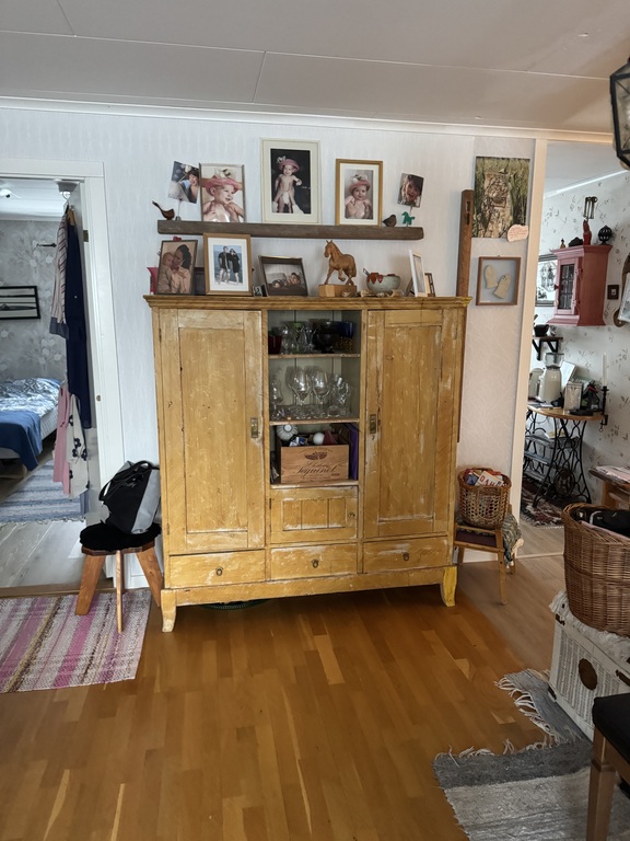 Livingroom with the smaller bedroom to the left