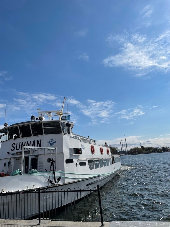 Det går båtar ut i skärgården  från Slussen . En del är gratis om man har SL kort . Väldigt smidigt 
