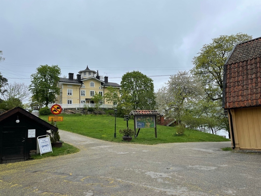 Nära hemmet finns flera pittoreska gamla caféer .