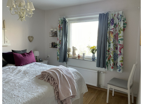 Sovrummet vänder mot skogsdungar och trädtoppar. Sängen är nyinköpt som de flesta möbler 