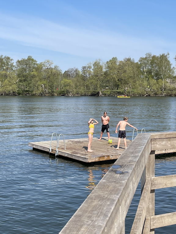 Badbrygga och badare hela året om 