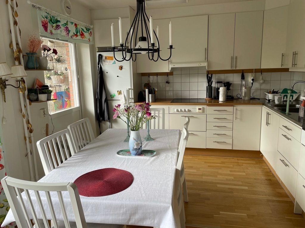 Stor matsal / köksdel. Innehåller elspis, micro och ugn .