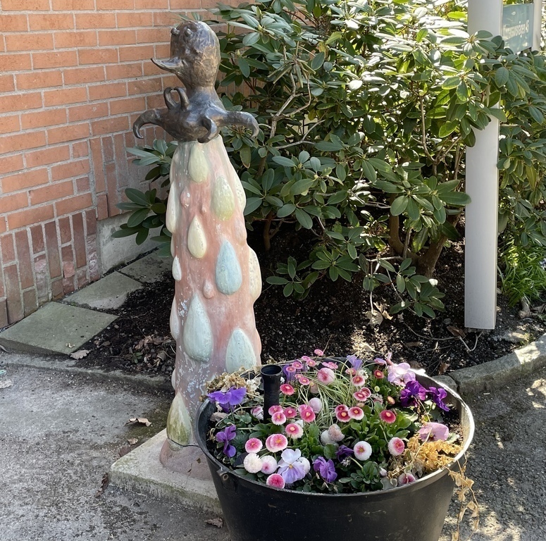 Skulptur vid ingången av hemmet 