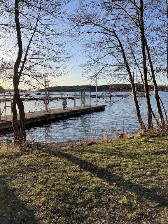 Badplatser finns det gott om . 10 minuters gång 