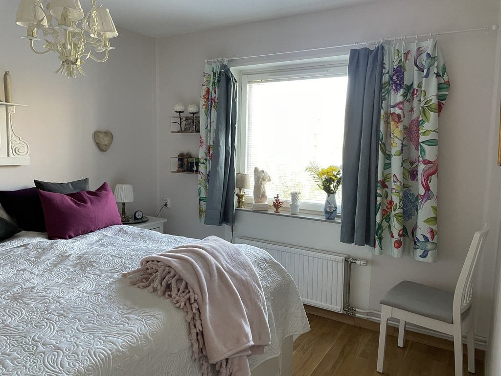 Sovrummet vänder mot skogsdungar och trädtoppar. Sängen är nyinköpt som de flesta möbler 