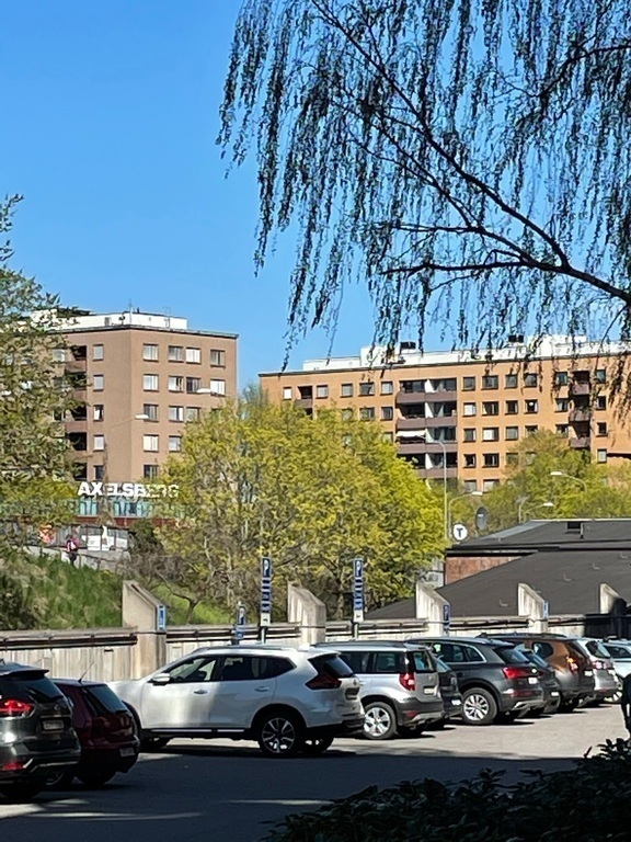 Det finns parkering , tunnelbana och mataffär runt hörnet 