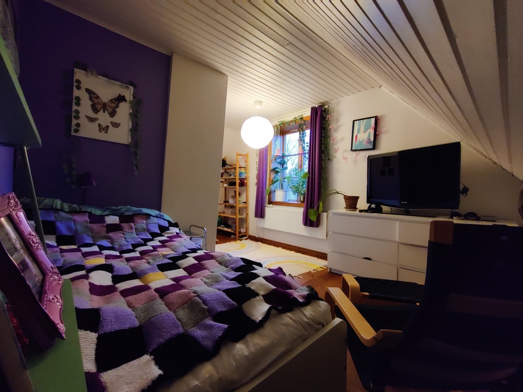 Big bedroom with a singel bed and one extra bed (90 cm). 