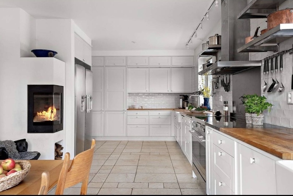 Spacious kitchen with dining area, fireplace and two dishwashers