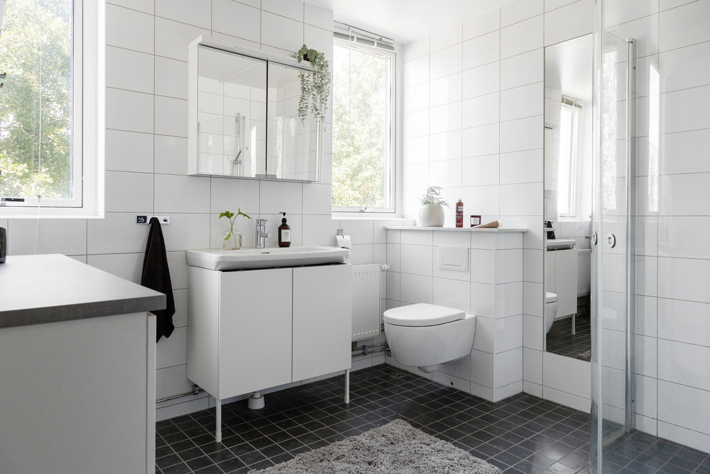 Large badroom with wasing machine