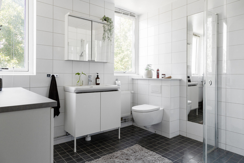 Large badroom with wasing machine