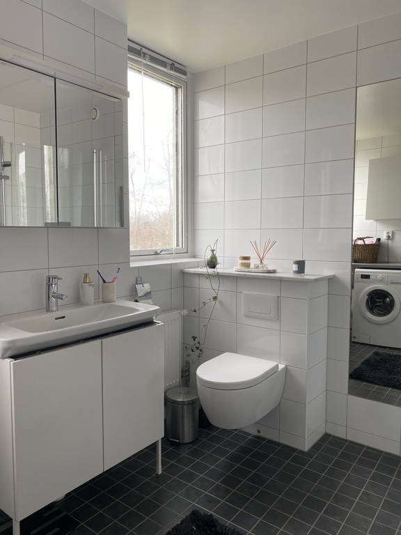 Large badroom with wasing machine