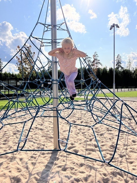 Play ground within walking distance (5 minutes)