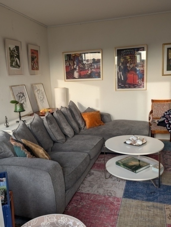 Vardagsrum med tv.
