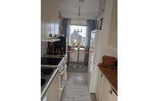 Kök med utsikt mot skidbacke.