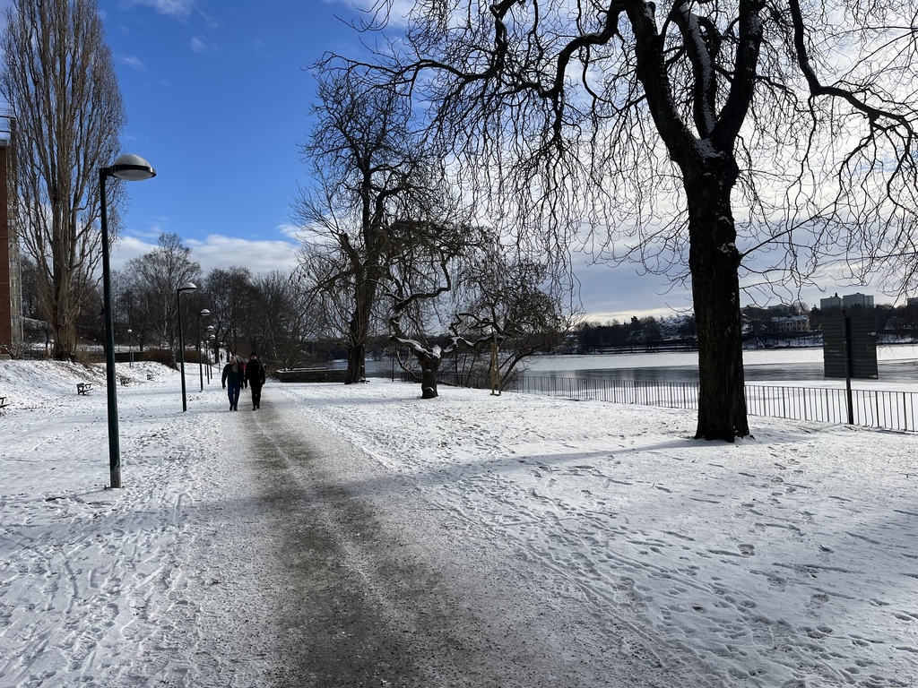Great walking path outside the building, you can walk for hours. 