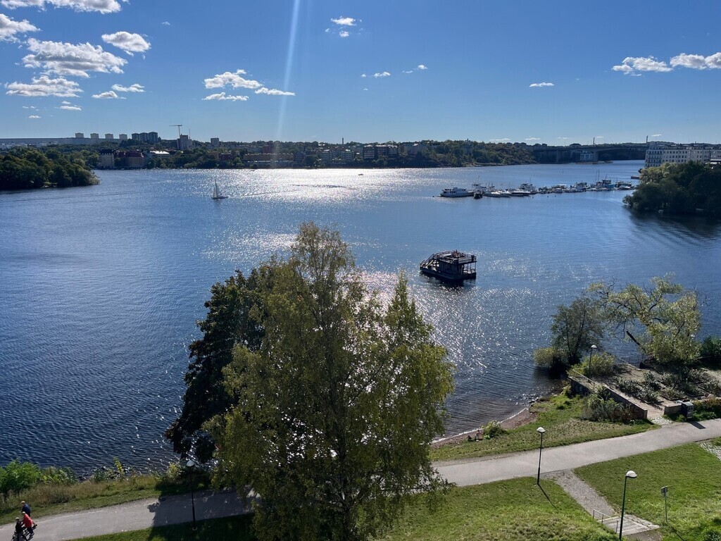 Beautiful pedestrian lane just outside the house, alongside the seafront.