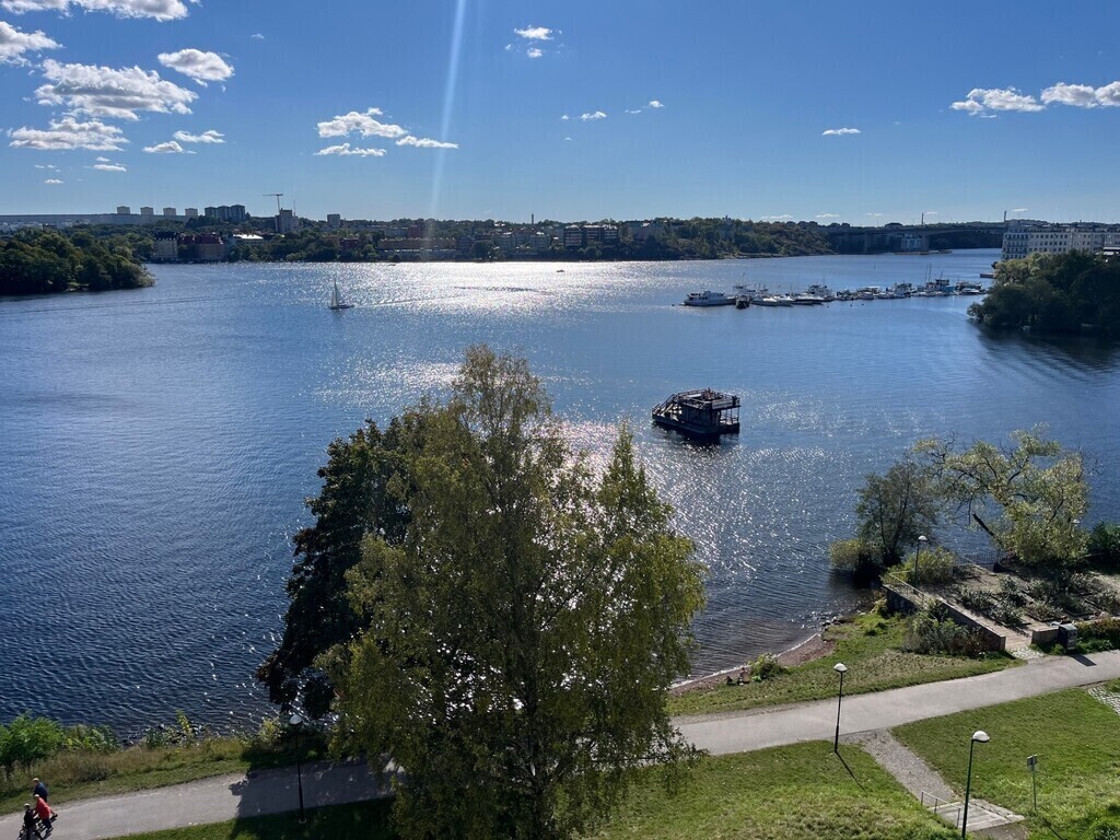 Beautiful pedestrian lane just outside the house, alongside the seafront.