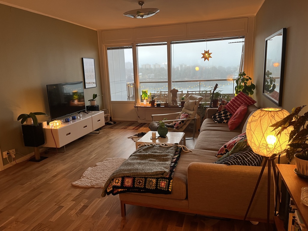 Relax area with TV and seaview, access to balcony