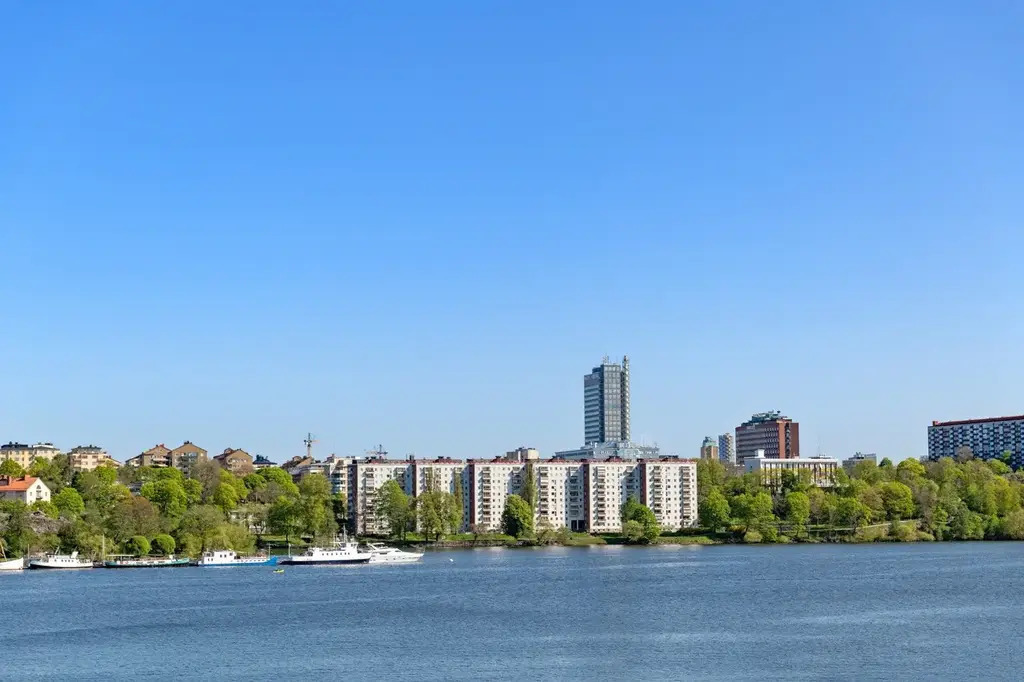 Great seafront location, south bound.