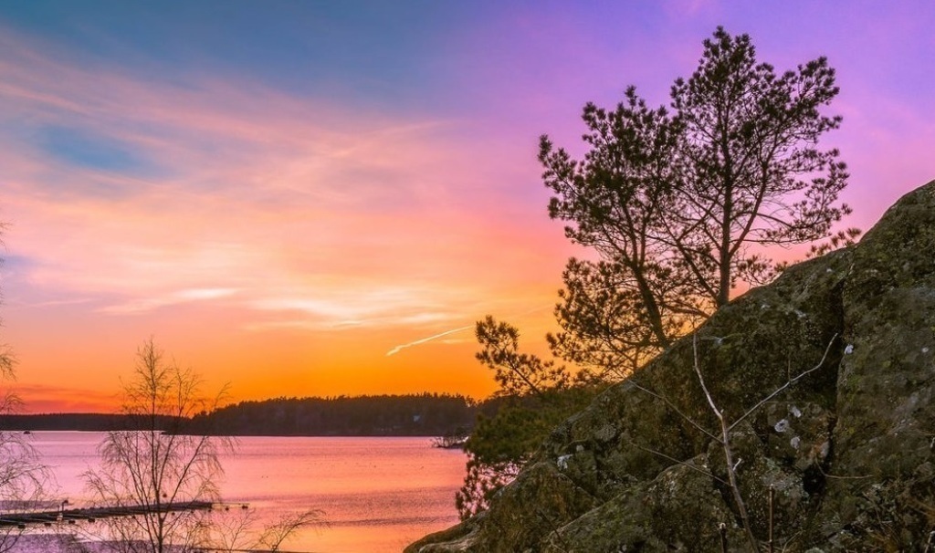 "Örnberget" - the hill overlooking Lake Mälaren. Five minute walk.