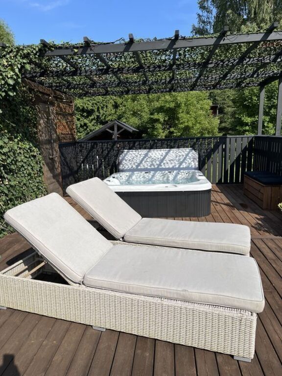 Spa tub with room for 5 per, outdoor shower and two sun beds 