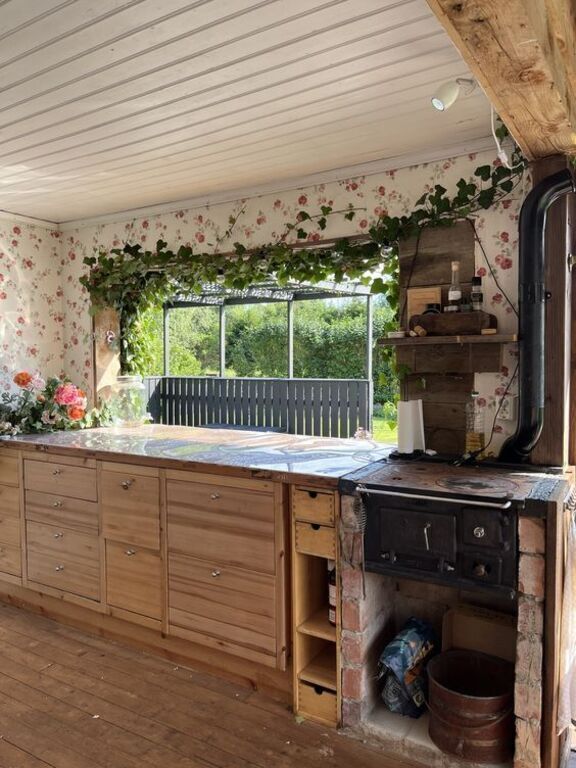 bar from "inside" the outdoor kitchen 