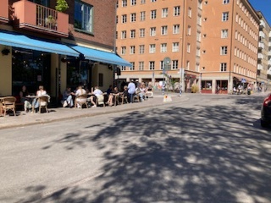 Our apartmentbuilding sourrunded by restaurants from all around the world.