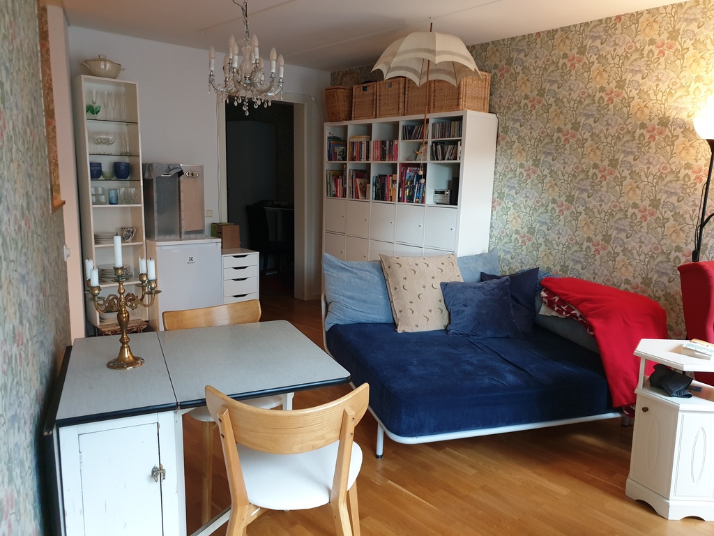 Livingroom with dinner table.