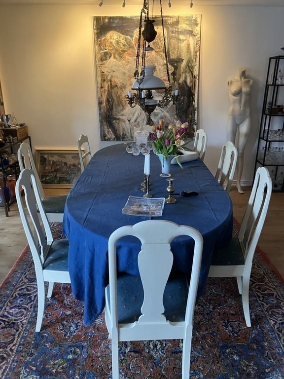 Table for up to 10 people in the livingroom 