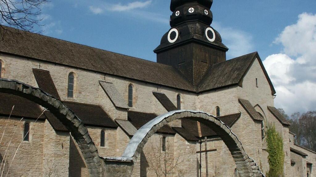 Varnhem abbey and the remains of the monastery. (Photo: Marina Larsson, www.svenskakyrkan.se)