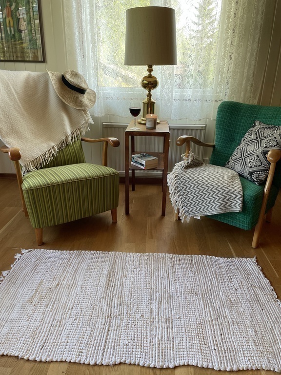 Vardagsrum med öppen spis 