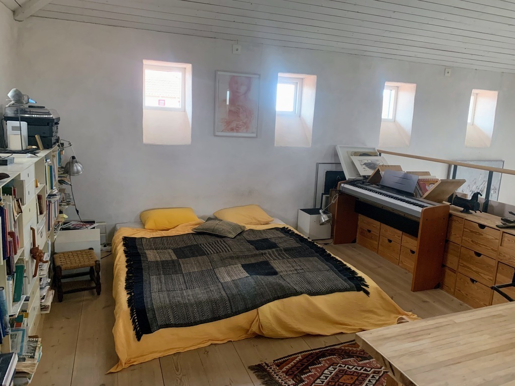 bed room on the first floor (but the bed has now been replaced with a better double bed, on legs)