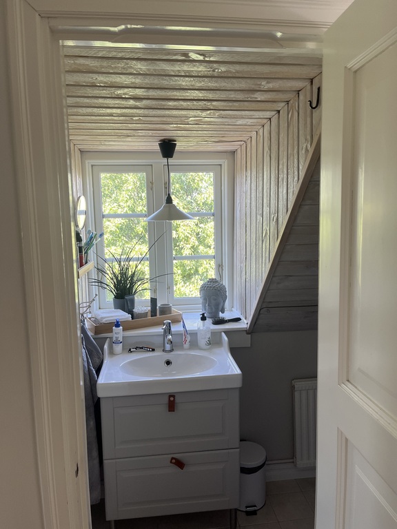 upstairs bathroom (no shower/bath)