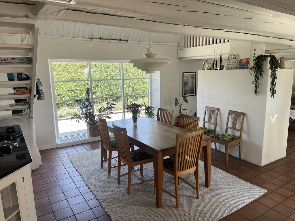 dining place - seating 6-8