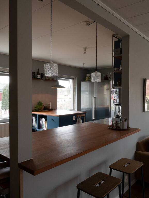 Bar area with two seats