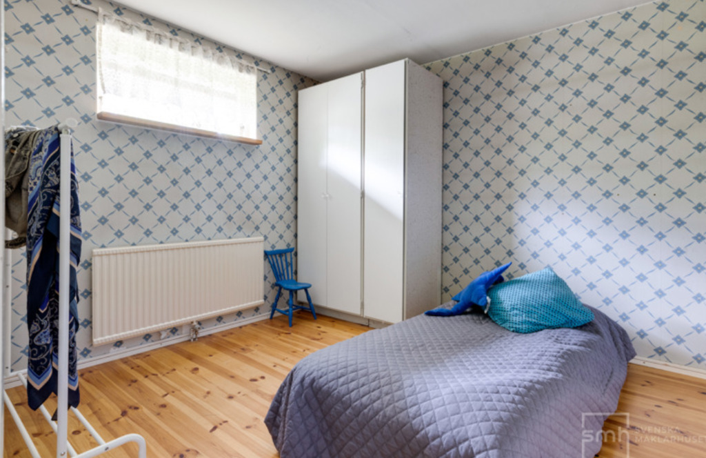 Downstairs small bedroom, now with a queen size bed