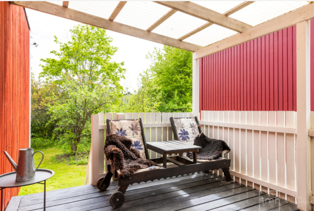 Terrace with stairs to the garden