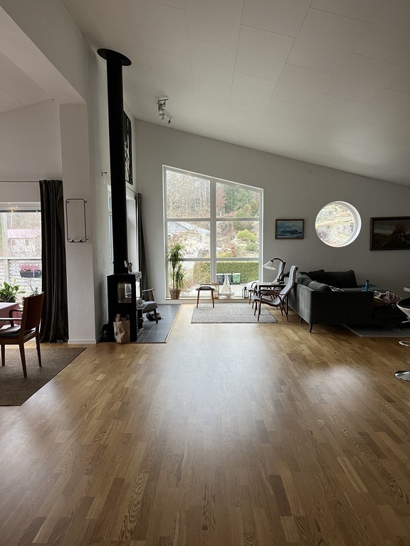 Open floor plan with dining room, livning area and kitchen