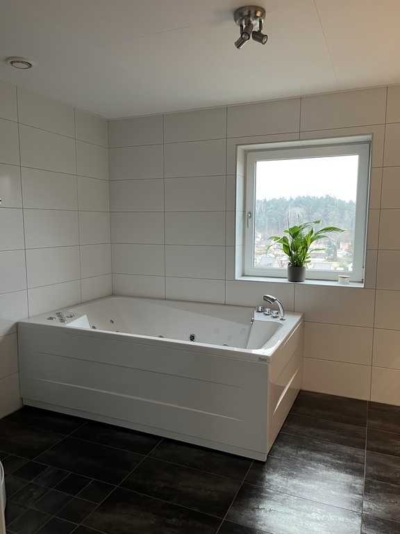 Bathtub/jazzucci in upstairs bathroom