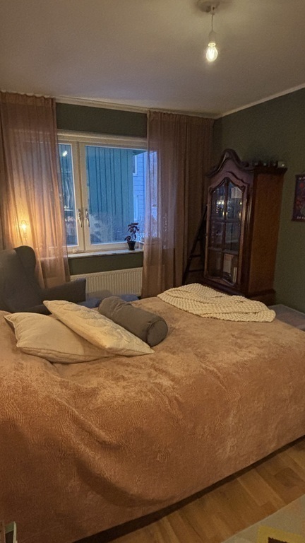 Master bedroom, 140 cm bed. Window towards quiet small green. No insight through window.
