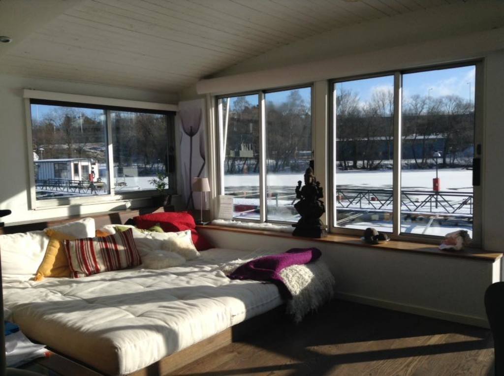 Upper floor with bedsofa