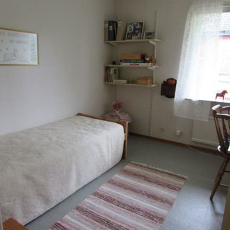 Bedroom 2. Bed 80 cm x 200 cm.