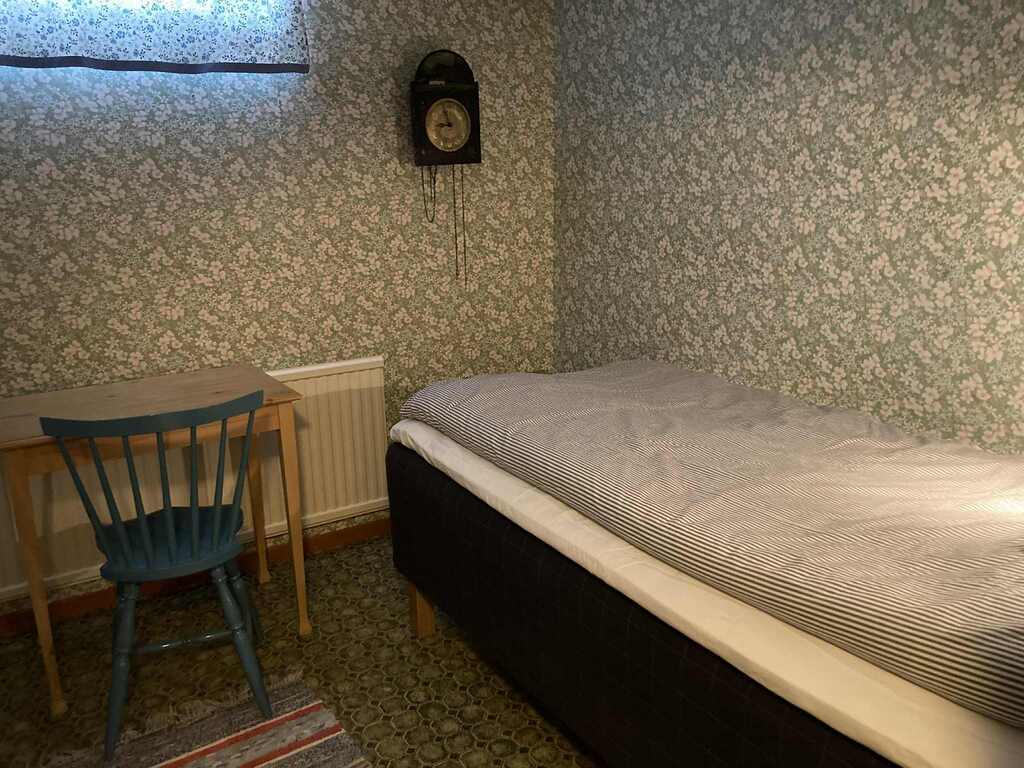 Bedroom 4 in basement, Bed 105 cm x 200 cm.