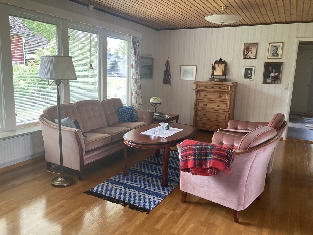 Livingroom with entrance to garden.