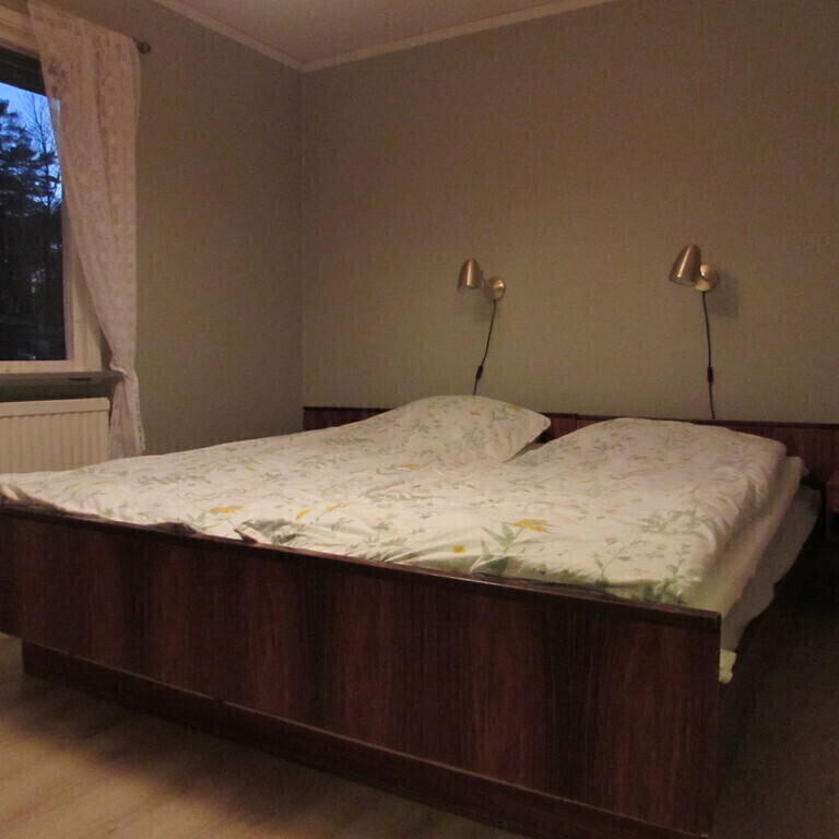 Bedroom 1 with bed 180 cm x 200 cm. Entrance to garden.