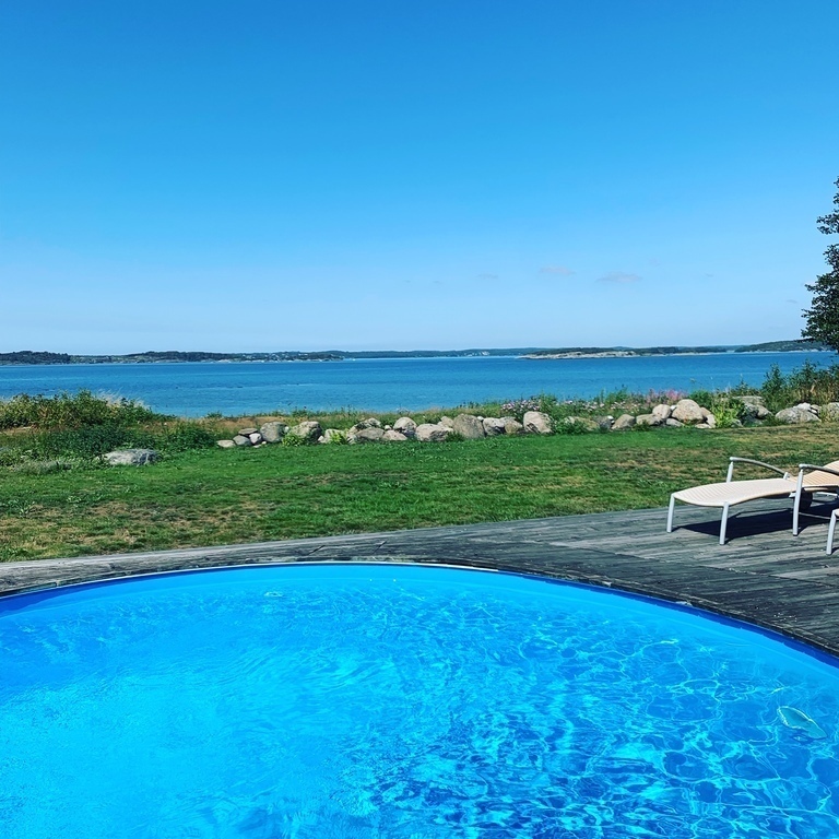 Pool and garden Ocean side