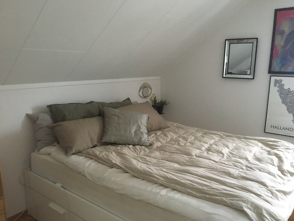 Bedroom upstairs with a 140 cm bed.