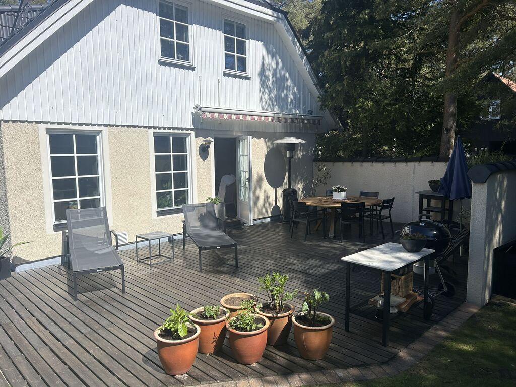 Sundeck with dining place and barbecue